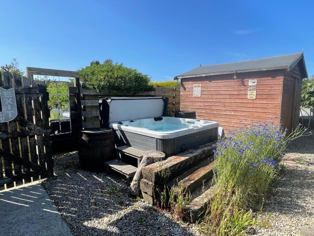 Baywatch Mawgan Porth Spacious Home Sleeps 9, Games Room, Parking & Garden Exteriör bild