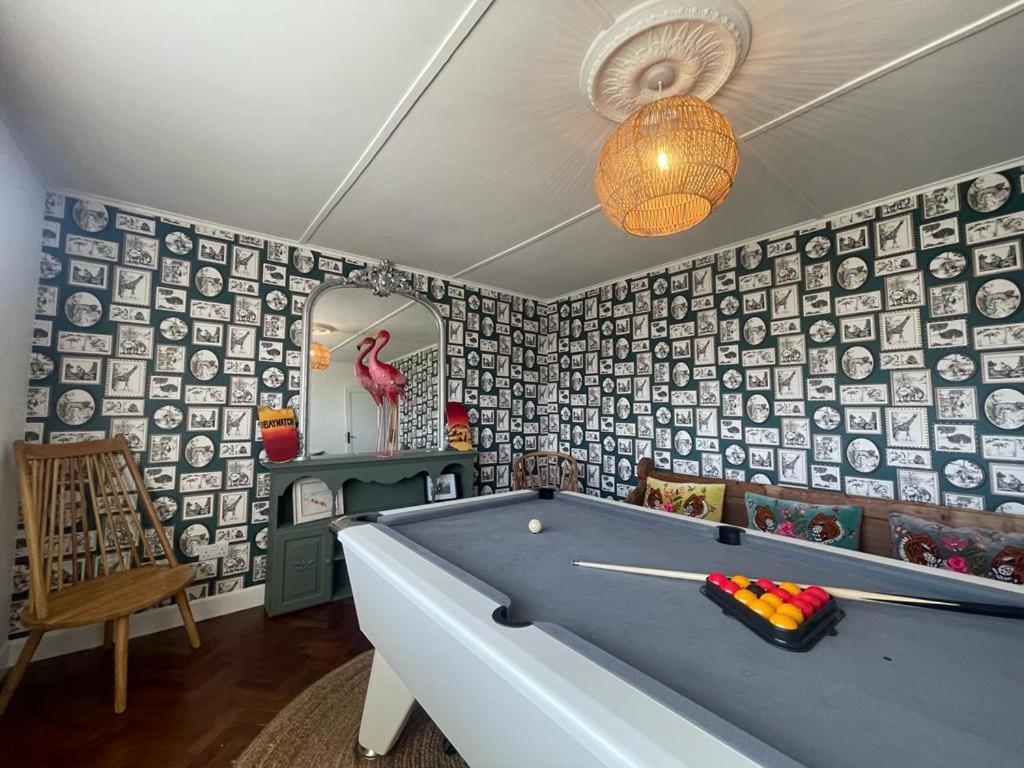 Baywatch Mawgan Porth Spacious Home Sleeps 9, Games Room, Parking & Garden Exteriör bild